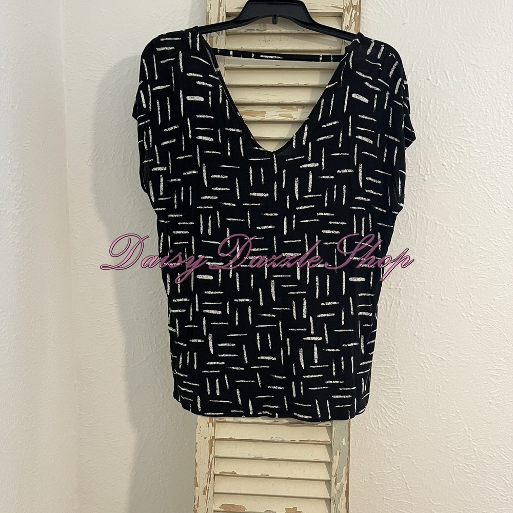 Old Navy Size L Black & White Deep V-Neck Cap Sleeve Blouse 🖤